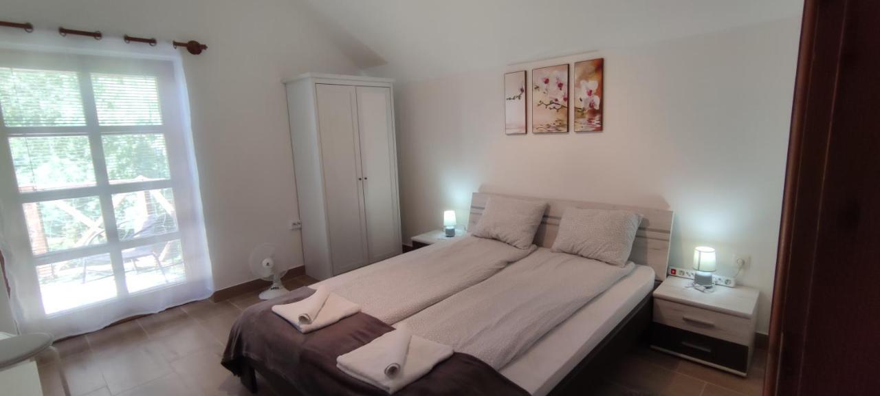 Hella Vendeghaz Hotel Eger Ngoại thất bức ảnh