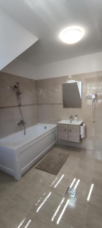 Hella Vendeghaz Hotel Eger Ngoại thất bức ảnh