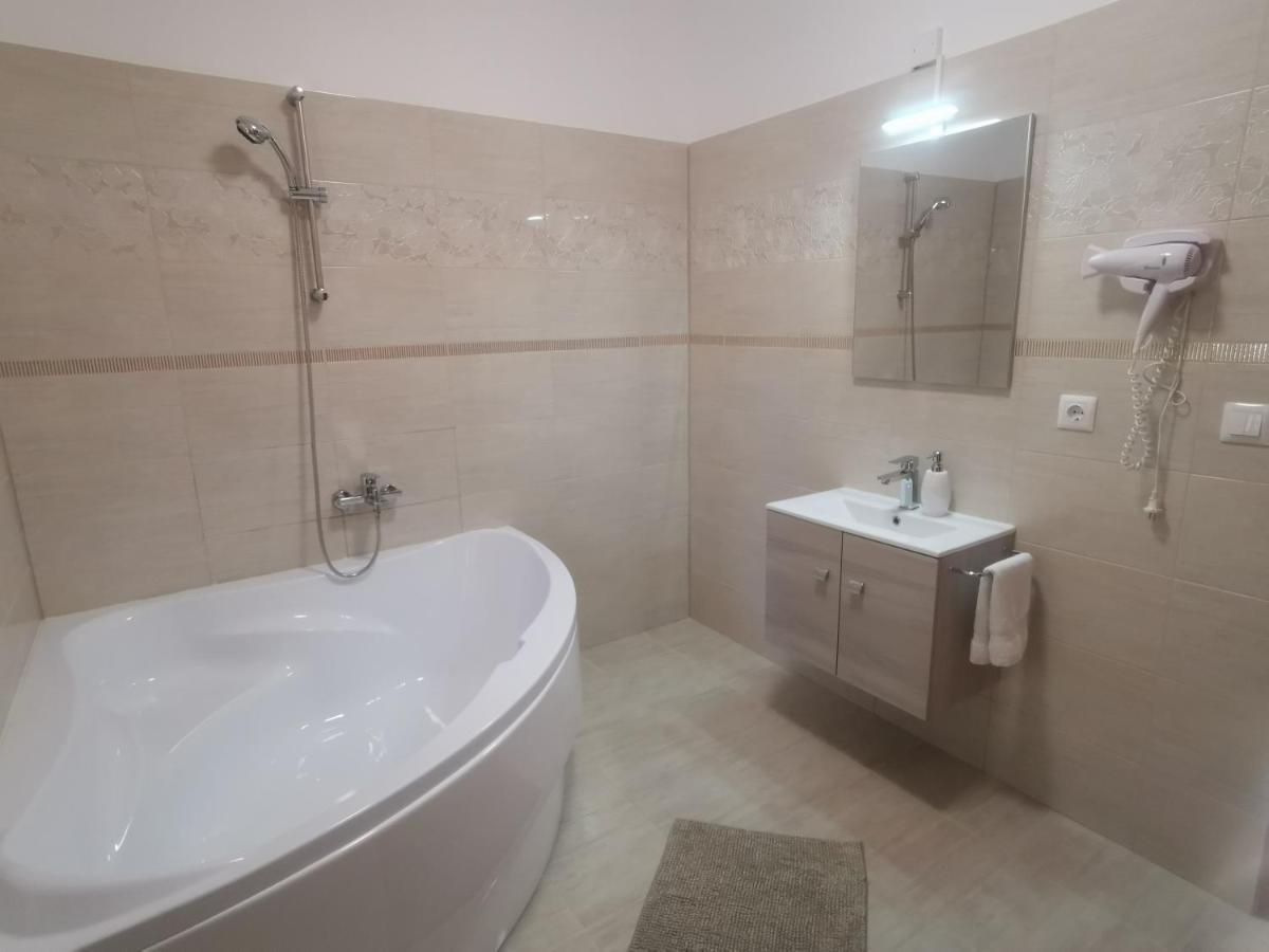 Hella Vendeghaz Hotel Eger Ngoại thất bức ảnh